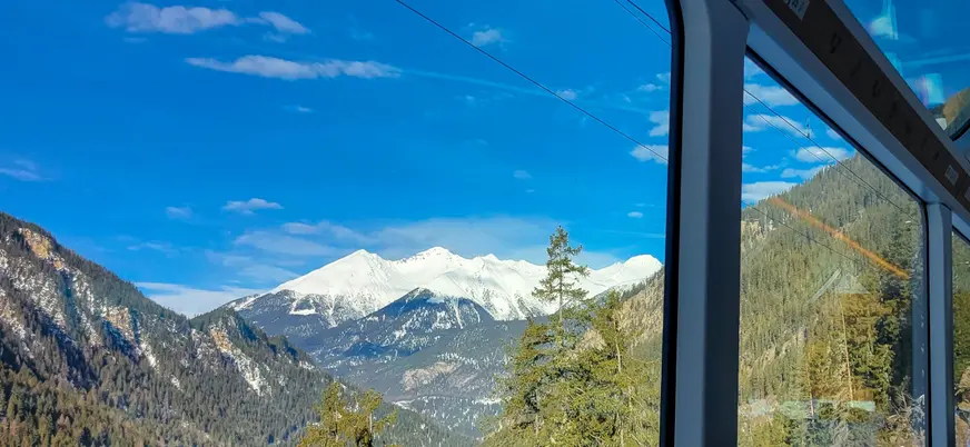 Trenes Bernina y Glacier Express con ventanas panorámicas hasta el techo.