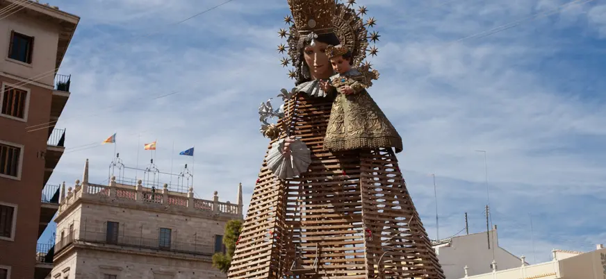 La Ofrenda a la Virgen, otra de las celebraciones clave de las fiestas de las que te hablaremos en este tour fallero por Valencia.
