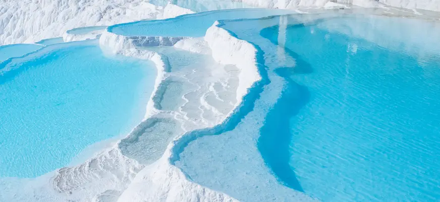 Los paisajes de Pamukkale y las aguas cristalinas te dejarán sin palabras.