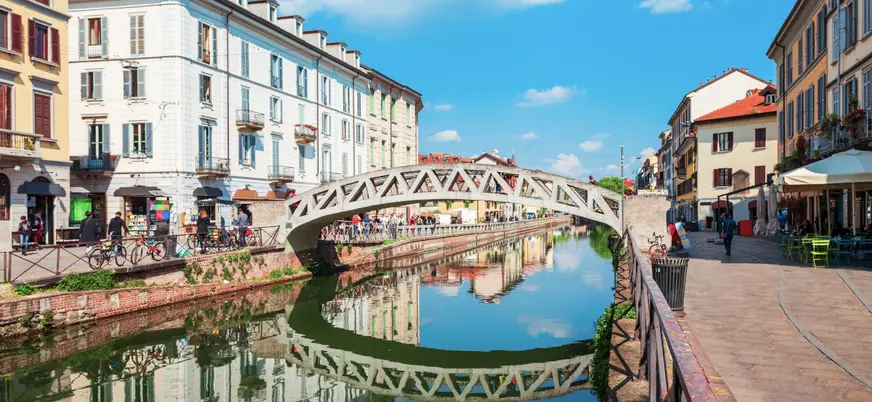Vistas de los canales Naviglio de Milán.
