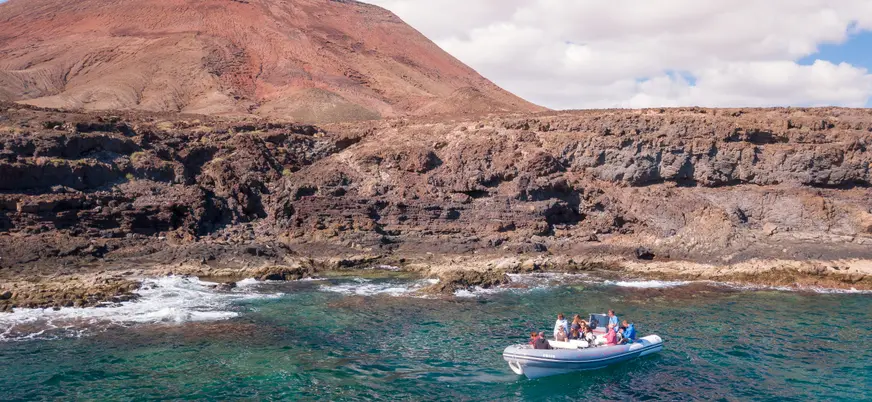 Viaja entre islas con los traslados a Isla de Lobos en barco desde Corralejo.