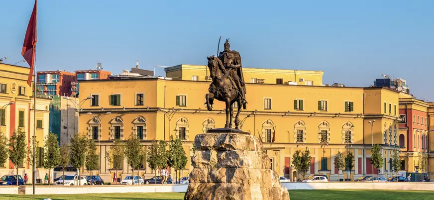 La Plaza Skanderbeg, el punto de partida de este tour histórico y gastronómico por el comunismo.