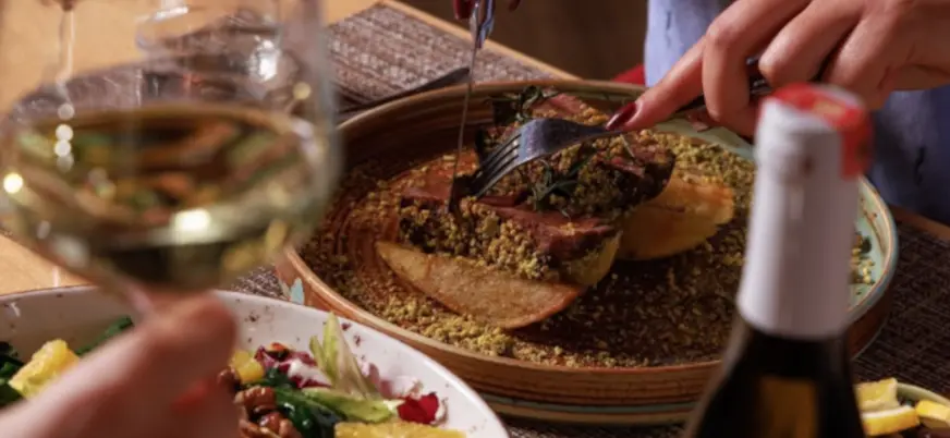 Disfrutarás de una agradable almuerzo para probar la gastronomía local.