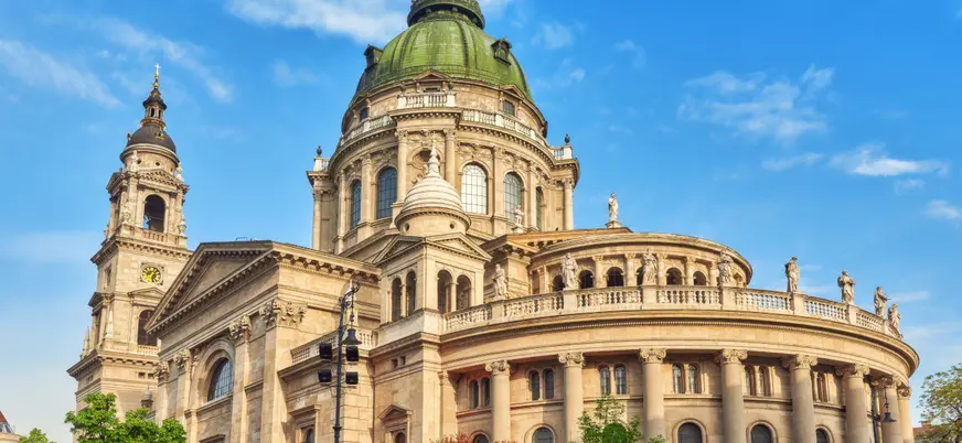 Desde el autobús contemplarás la espectacular basílica de San Esteban.