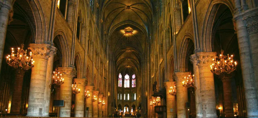 Espacio interior de Notre-Dame, no de los símbolos franceses más importantes.