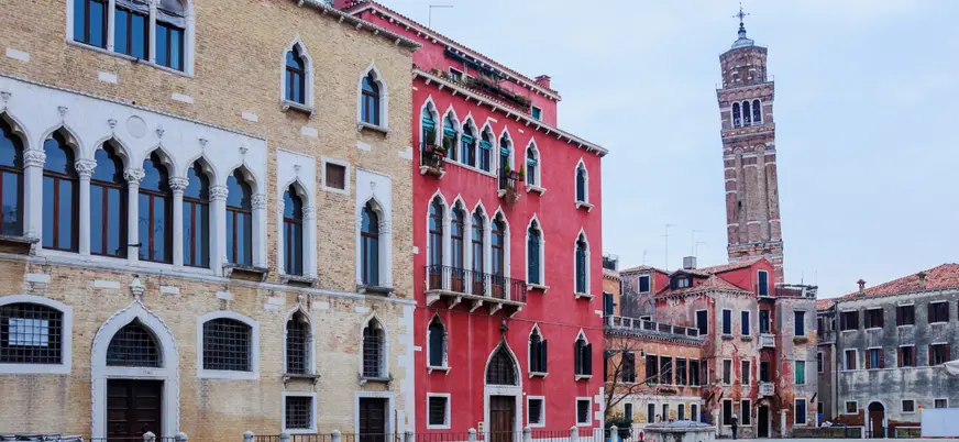 Plaza homenaje a Daniele Manin, figura clave en la independencia italiana.