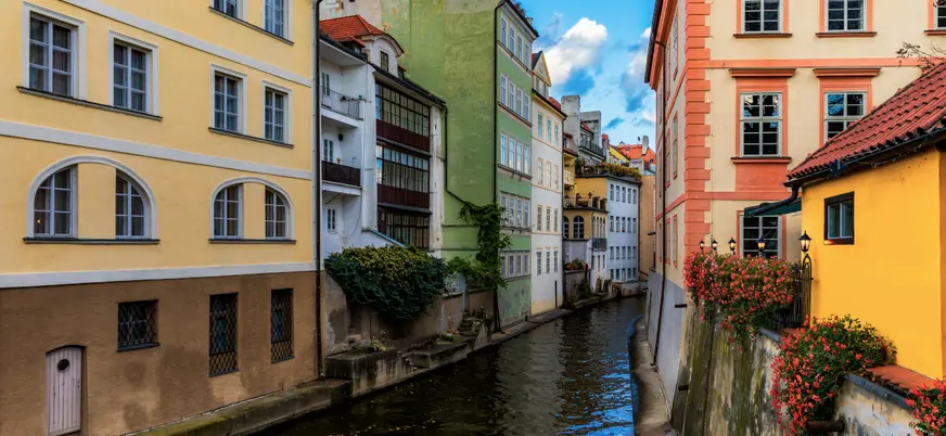 El crucero nos llevará al conocido como el Canal del Diablo, rodeado de edificios históricos.