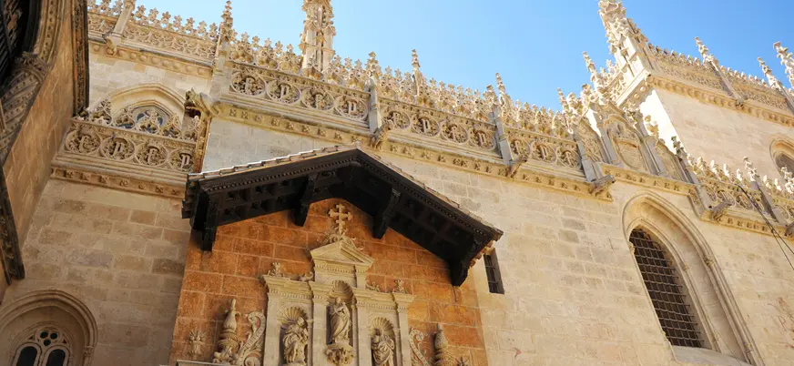 Capilla Real de Granada, donde descansan los Reyes Católicos en un majestuoso mausoleo de mármol.