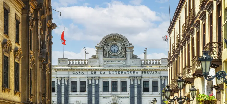 Fachada de la Casa de la Literatura peruana, un lugar de encuentro entre culturas.