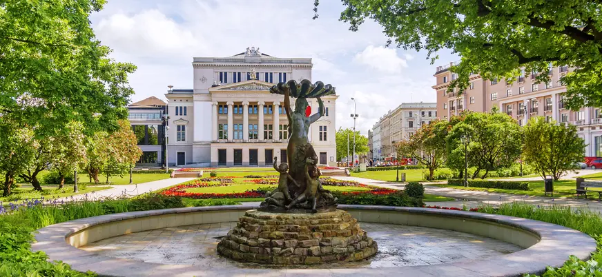 La Casa de la Ópera será una de nuestras paradas en este tour a pie.