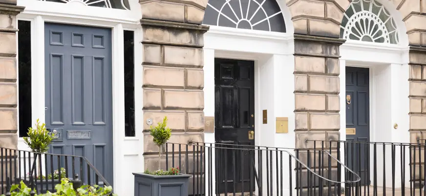Calle de New Town mostrando casas tradicionales con fachadas simétricas.