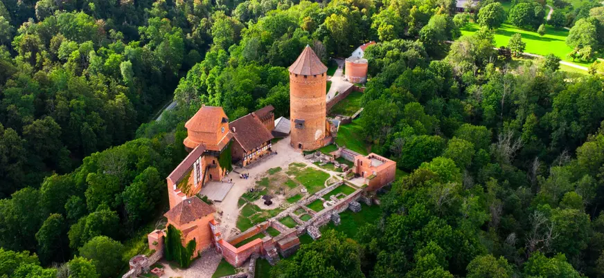 Vista áerea de el Castillo de Turaida entre una vegetación abundante que le da todavía un toque más mágico.