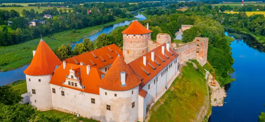 Vista aérea del Castillo de Bausaka, un enclave único en Letonia.