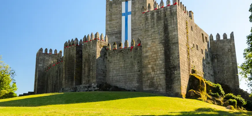 Exterior del Castillo de Guimaraes, situado en la localidad donde nació Portugal.