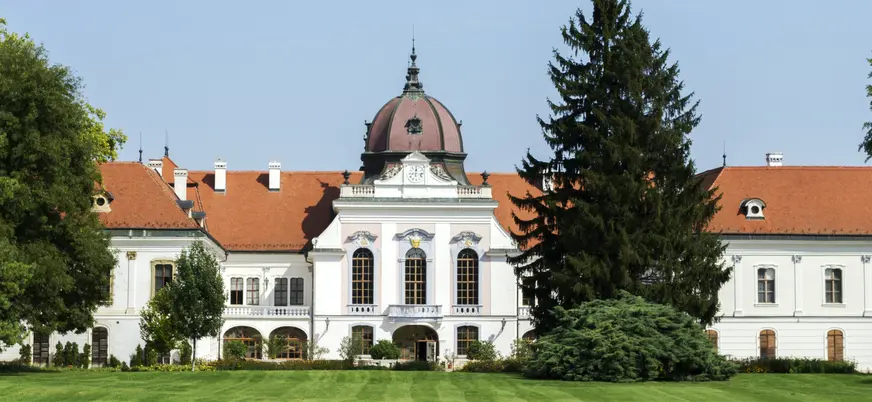 Sissi desarrolló un profundo amor por Hungría y su cultura, aprendió a hablar húngaro y apoyó los intereses húngaros en el Imperio austríaco.