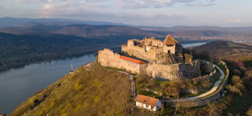 El castillo de Visegrad enclavado en lo alto de la colina, con vistas al Danubio en esta excursión por el recodo desde Budapest.