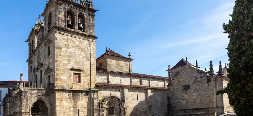 Frente a la fachada de la Catedral de Braga hablaremos sobre la importancia religiosa de esta localidad.