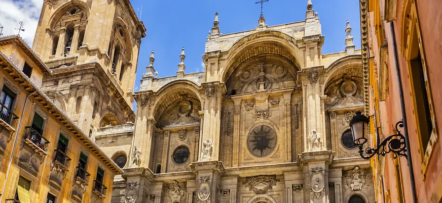 Fachada principal de la Catedral de Granada, una joya renacentista con detalles góticos y barrocos impresionantes.