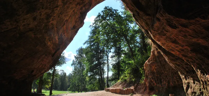 La Cueva de Gutmanis es uno de los atractivos turísticos destacados de esta excursión.