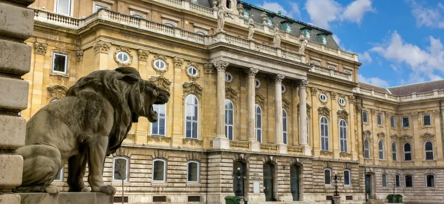 Patio interior del Castillo de Buda, por el que podrás pasear con la audioguía.