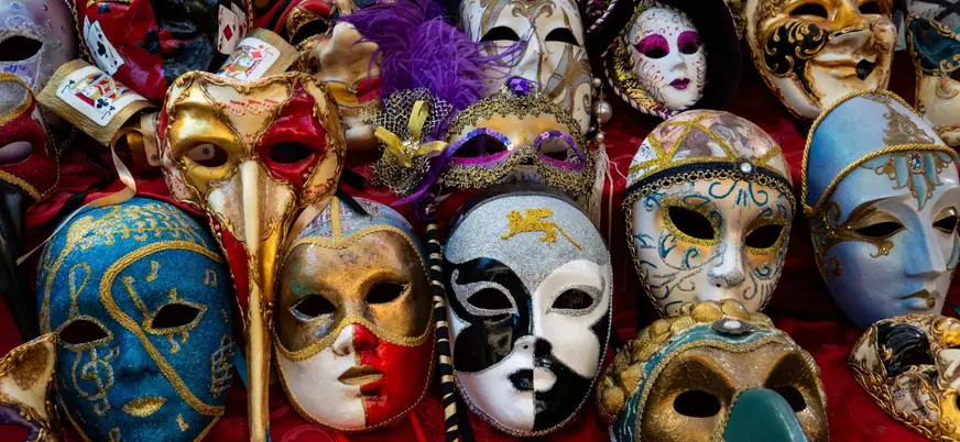 Aprende a crear tu propia máscara veneciana con este workshop