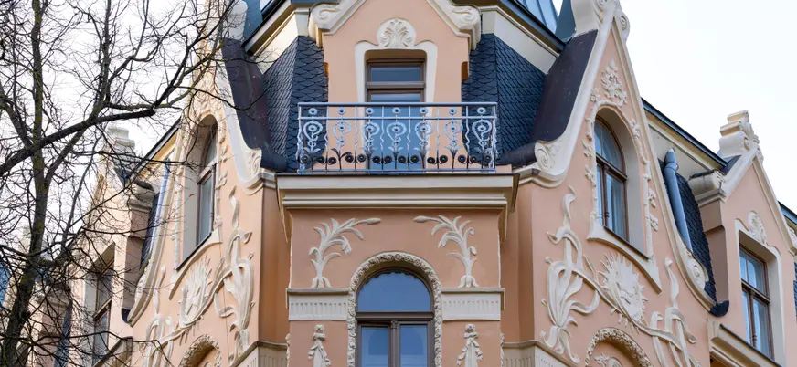 Detalle de uno de los edificios de la calle Alberta que representa la arquitectura Art Nouveau.
