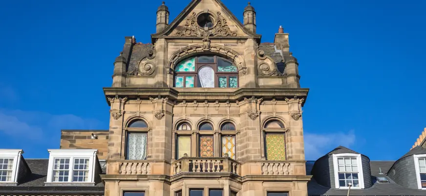 Vista de un edificio histórico en New Town, con su elegante fachada georgiana de piedra y detalles arquitectónicos clásicos.