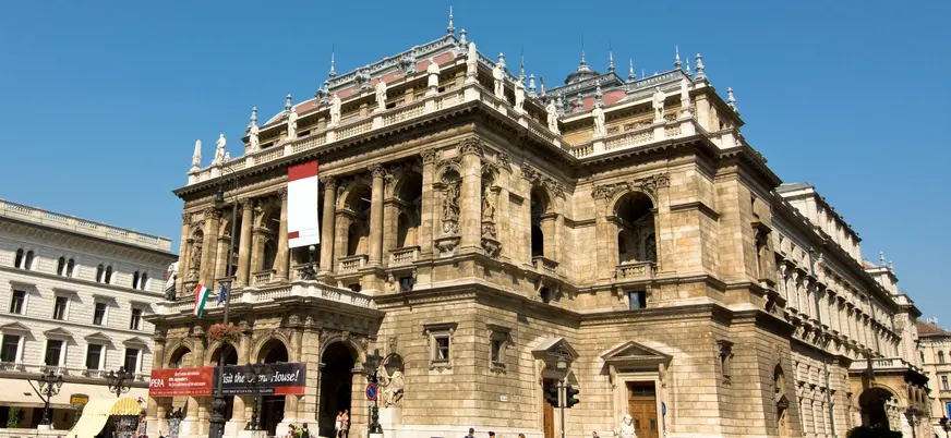Desde el autobús contemplaremos la fachada del edificio de la Ópera.