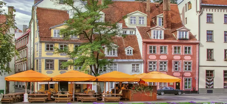 Edificios históricos y comercios en la plaza Livu.
