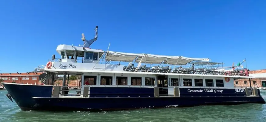 Embarcación utilizada para el tour a Murano y Burano con buendía