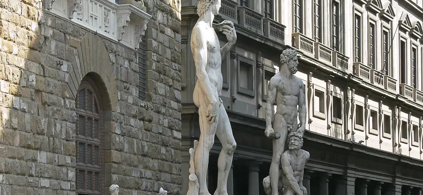 Estatuas en la entrada a la Galería Uffizi en Florencia.