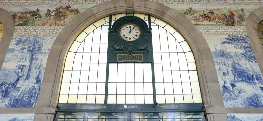 Detalle en la pared central de la Estación de Sao Bento, la estación de tren más bonita de Oporto.