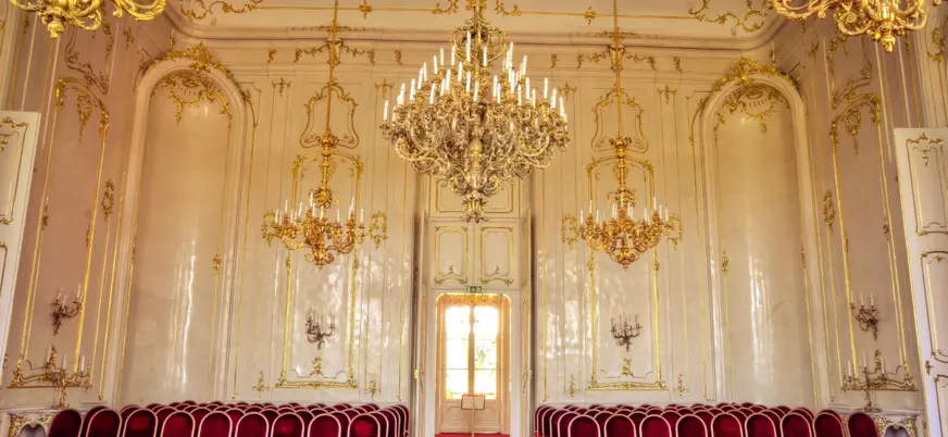 El palacio alberga un museo dedicado a la emperatriz Sissi, que incluye exposiciones sobre su vida, su relación con Hungría y su legado.