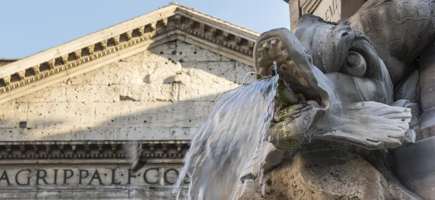 Estatua que forma parte de la fuente situada justo en frente de este monumento.