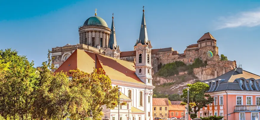 Iglesia de San Ignac y catedral de Esztergom, que verás en esta excursión desde Budapest.