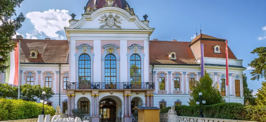 Está rodeado de hermosos jardines, que incluyen un extenso parque inglés.