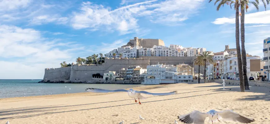El castillo de Peñíscola, en lo alto del peñón, es la estampa más fotografiada.