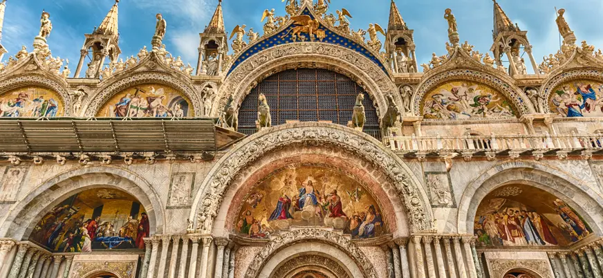 Fachada de la Basílica de San Marcos, un tesoro religioso de Venecia.