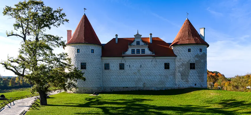 Fachada del castillo, enclave rodeado de una abundante vegetación.
