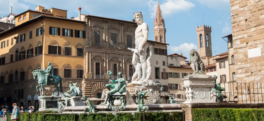 En este tour a pie contemplaremos la fuente de Neptuno.