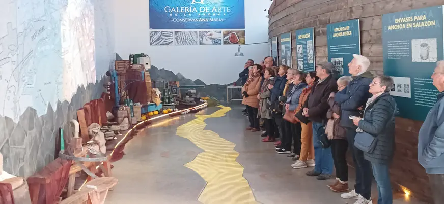 Interior de la Galería del Arte de la Anchoa con participantes recibiendo explicaciones.