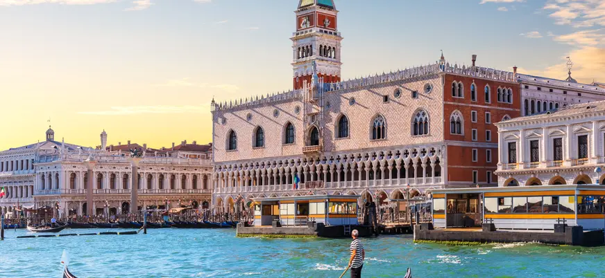 Paseo relajante en una góndola en la ciudad de Venecia.