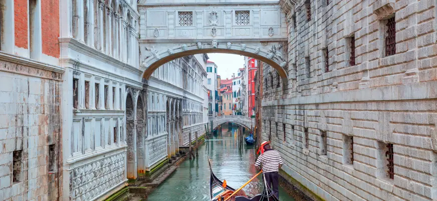 Góndolas flotando en los icónicos canales de Venecia.