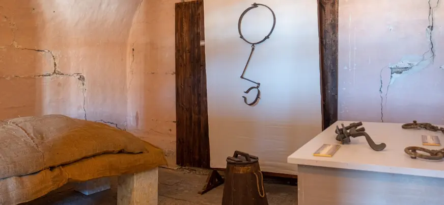 Interior sombrío del Palacio de las Prisiones, con sus celdas oscuras y húmedas.