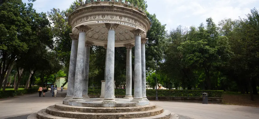 Monumento central de los jardines de Borghese.
