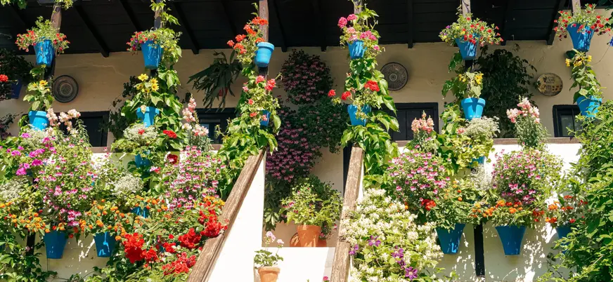 Jardines emblemáticos de Córdoba con cuidadas decoraciones.