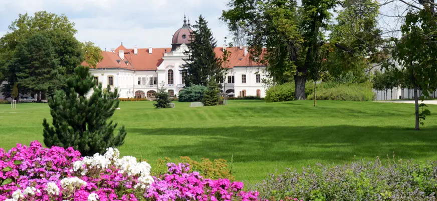 Pasea por el palacio veraniego de la Reina Isabel y el Emperador Francisco José conociendo todas sus estancias junto al guía.