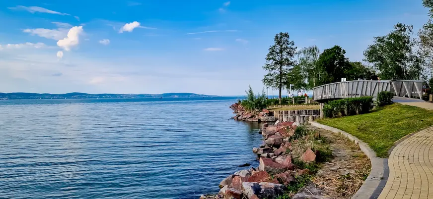 Disfruta del lago Balaton con esta excursión. Hazlo a pie y con un paseo en barco.