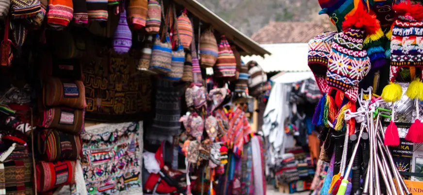 Productos a la venta en los puestos del Mercado de San Pedro.