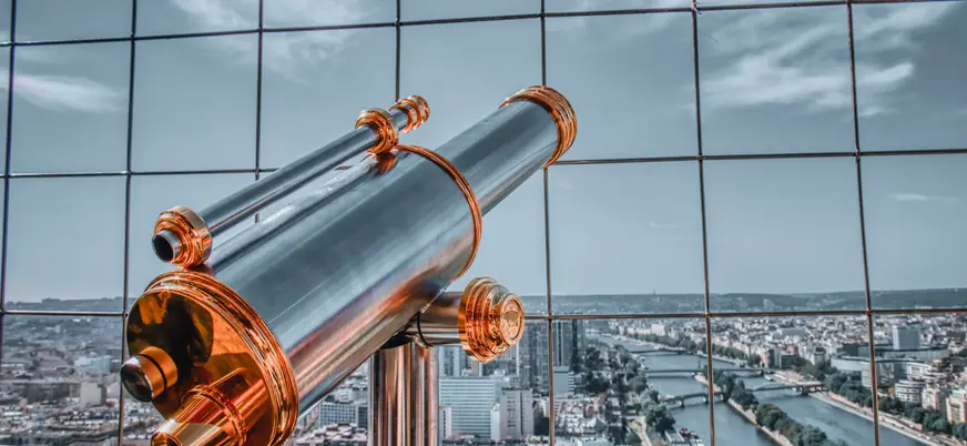 Telescopio en el mirador de la Torre Eiffel con vistas al Sena, París